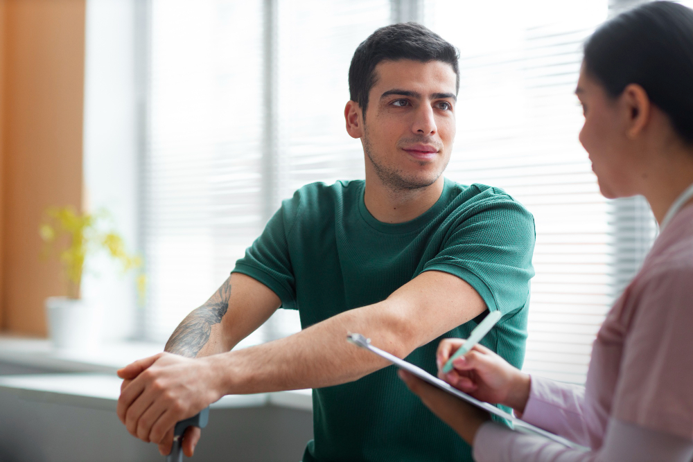 Homem conversa com médica